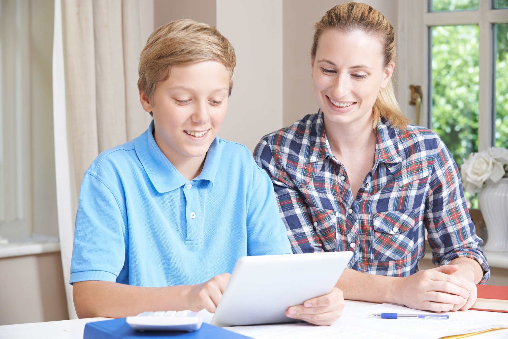 Orthopédagogue avec élève